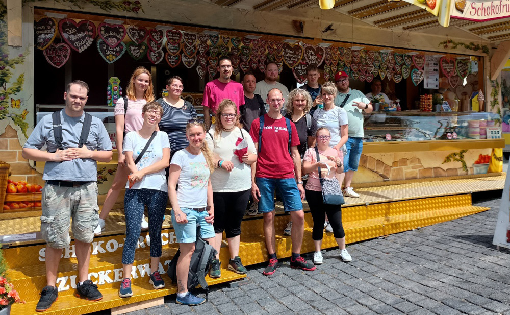 Auf dem Foto sind alle ALA-Beschäftigten gemeinsam mit den Arbeitsbegleitern zu sehen.