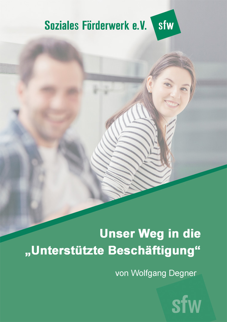 Link Booklet Unser Weg in die unterstützte Beschäftigung | Bild: zwei junge Menschen schauen lachend in die Kamera. Der junge Mann im Vordergrund ist verschwommen.